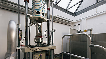 Сервогидравлическая испытательная машина с автоклавом для испытаний в водородной среде под давлением (высокое давление и высокие температуры)