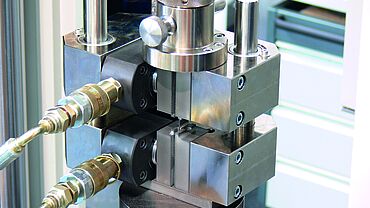 ISO 14126 | ASTM D6641: Zkouška tlakem s kombinovaným zatížením