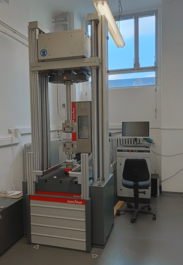 HCF tests op plaatmetalen samples bij kamertemperatuur