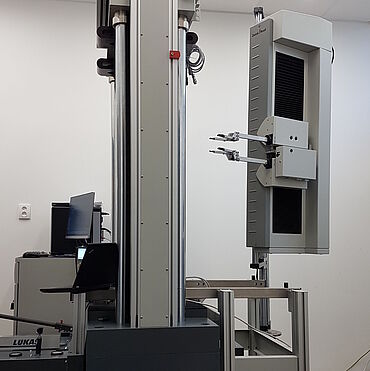 Extensometer for fatigue tests