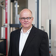 Industry Manager Helmut Fahrenholz - Esperto dell'industria delle materie plastiche - Macchine di prova per la determinazione del coefficiente di attrito (tester COF)