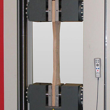 Testovací zařízení ZwickRoell pro zkoušky dřeva