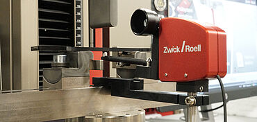 DIN EN ISO 178: 플라스틱 3점 굽힘 시험 시편 및 신율계를 삽입한 3점 굽힘 시험 장비 자세히 보기