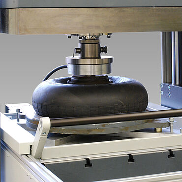 Máquina para ensaio de mola com plataforma de medição de força constituída por cinco células de carga